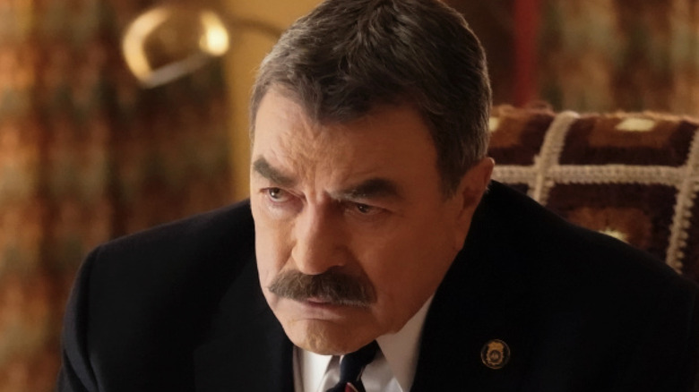 Tom Selleck's Frank Reagan leaning forward