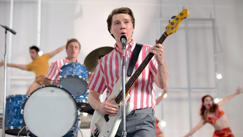 Young Brian Wilson performing with The Beach Boys in "Love & Mercy"