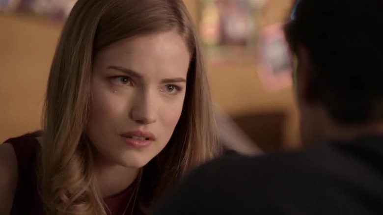Emma Duval talking to a boy on "Scream: The TV Series" (2015-2019)