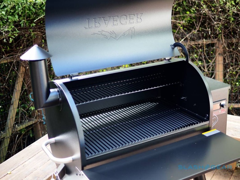 https://www.looper.com/img/gallery/traeger-pro-780-review-why-your-next-pellet-grill-needs-wifi/traeger-pro-780-grill-5-1067x800.jpg
