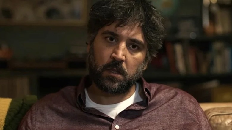 Graham cocking his head to the side in All Happy Families (2023)