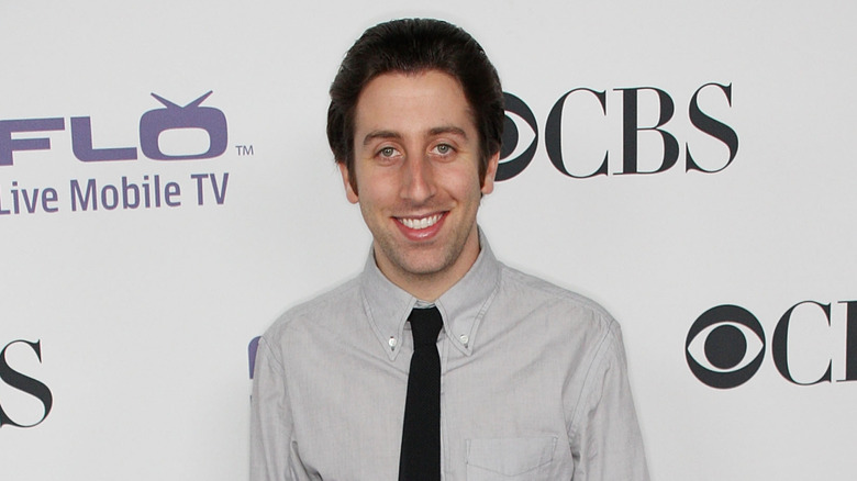 Simon Helberg smiling for a photo in 2008