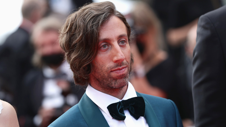 Simon Helberg wearing a suit at a film premiere