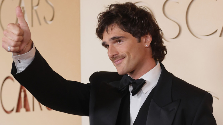 Jacob Elordi giving a thumbs up