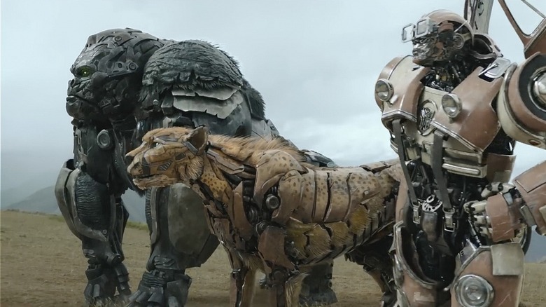 Cheetor standing with Optimus Primal and other Transformers 