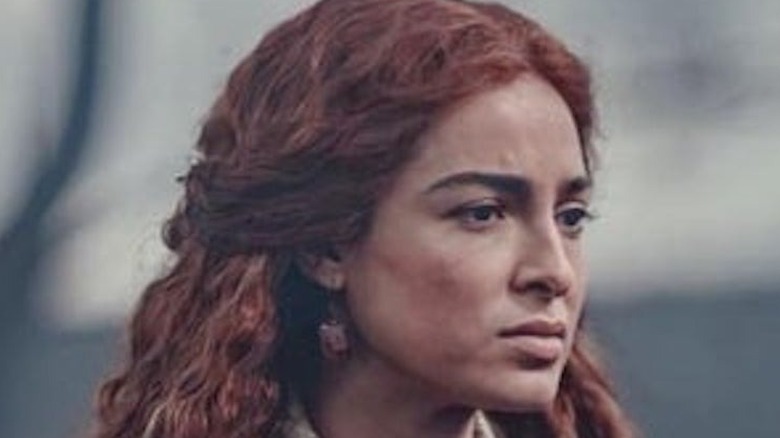 Triss looking to her right