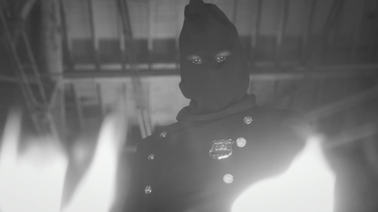 Hooded Justice stands over flames in "Watchmen" (2019)
