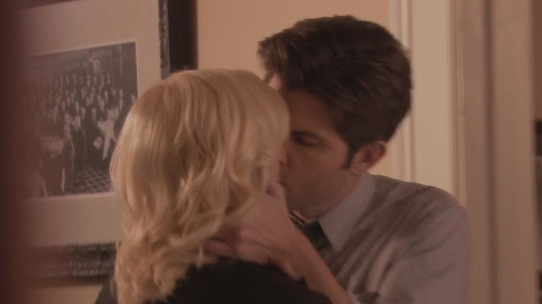 Ben kissing Leslie Knope