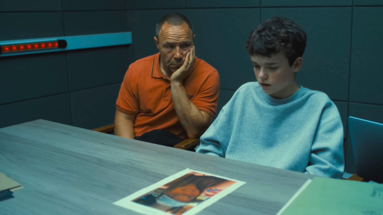 Eddie Miller sits next to his son Jamie in an interrogation room in "Adolescence" (2025)