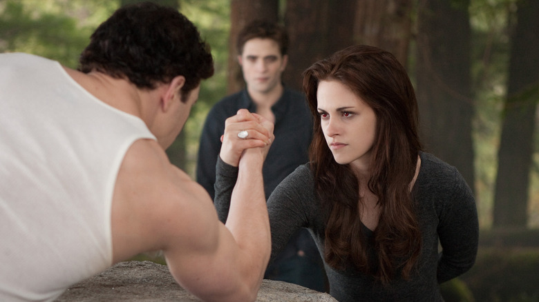 Emmett and Bella having an arm-wrestling contest in The Twilight Saga: Breaking Dawn – Part 2