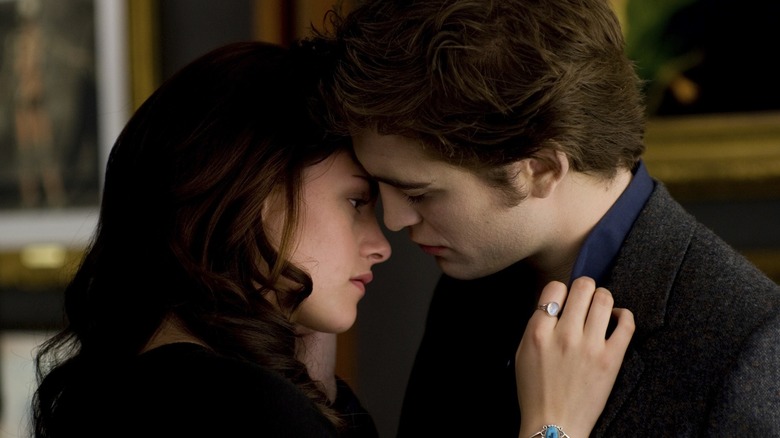 Bella and Edward kissing
