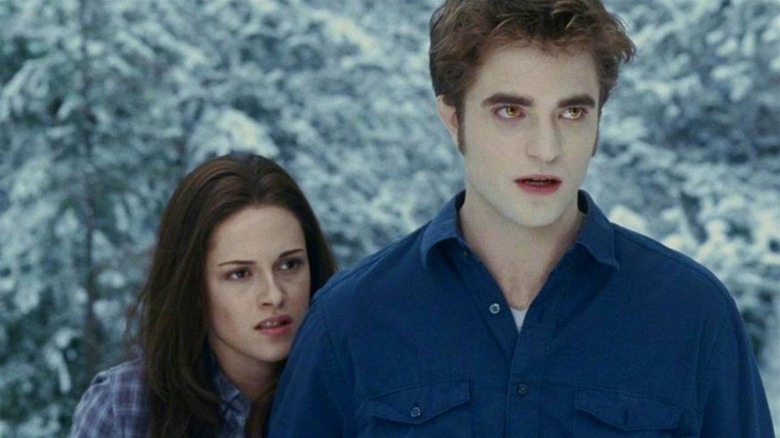 Bella standing behind Edward