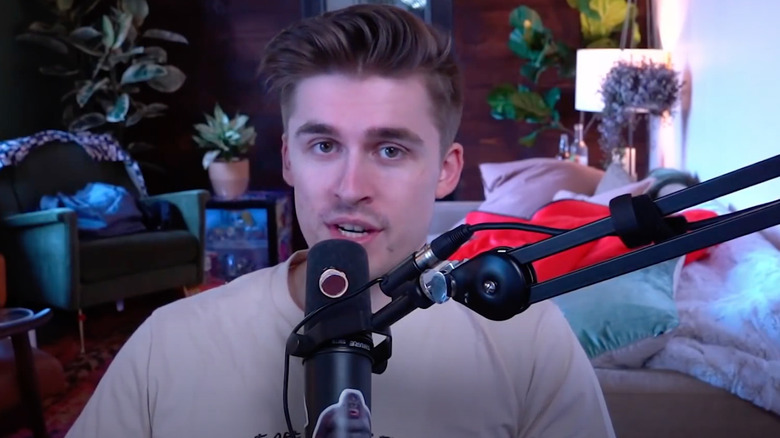streamer with microphone