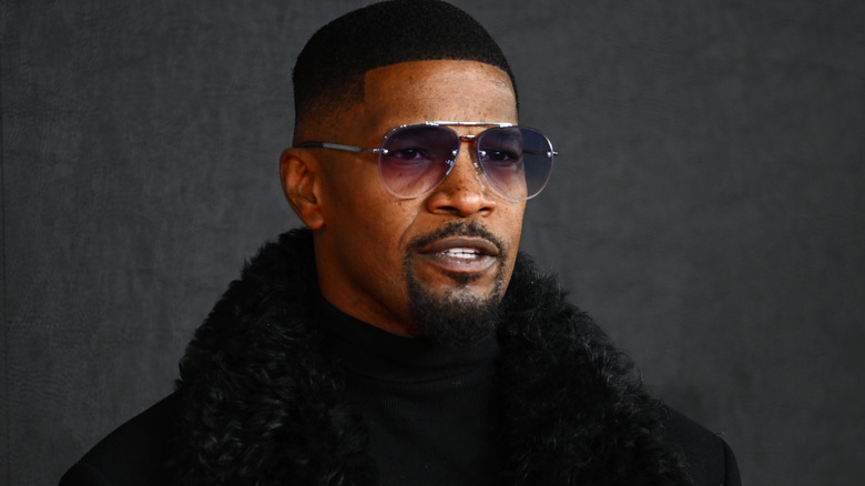 Jamie Foxx posing