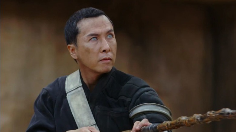 Chirrut raises his weapon