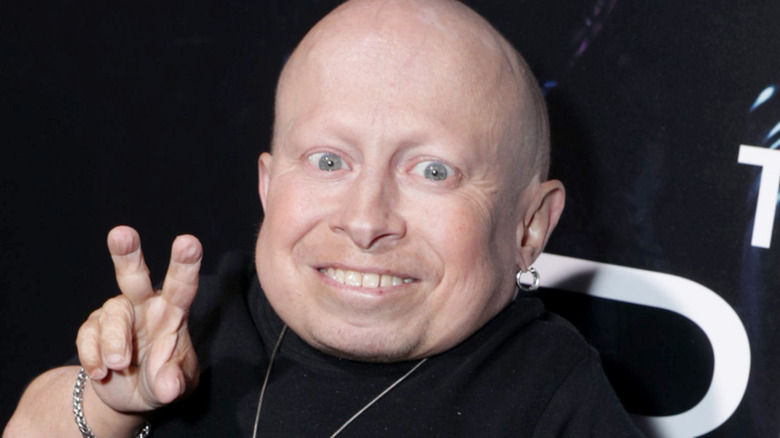 Verne Troyer posing with a peace sign at the Los Angeles premiere of 