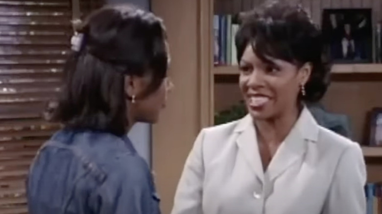 Terri J. Vaughn and Wendy Raquel Robinson on The Steve Harvey Show, Season 5, Episode 1