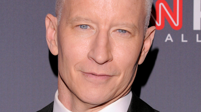 Anderson Cooper posing on red carpet