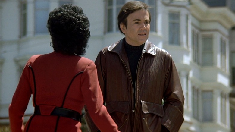 Uhura and Chekov looking for help in Star Trek IV: The Voyage Home (1986)
