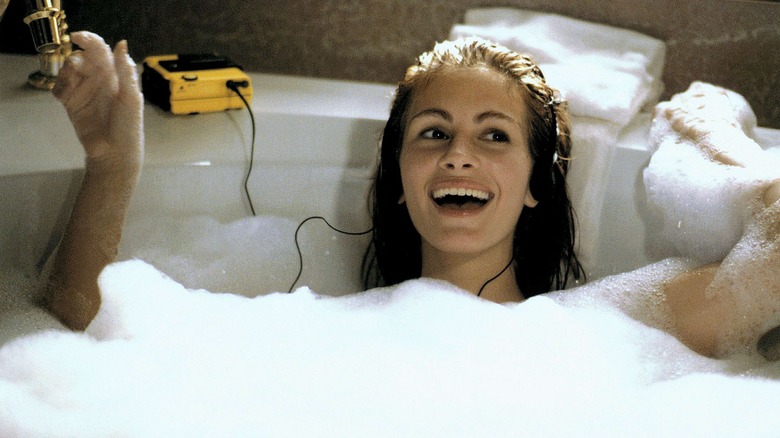 Pretty Woman's Julia Roberts singing in bathtub