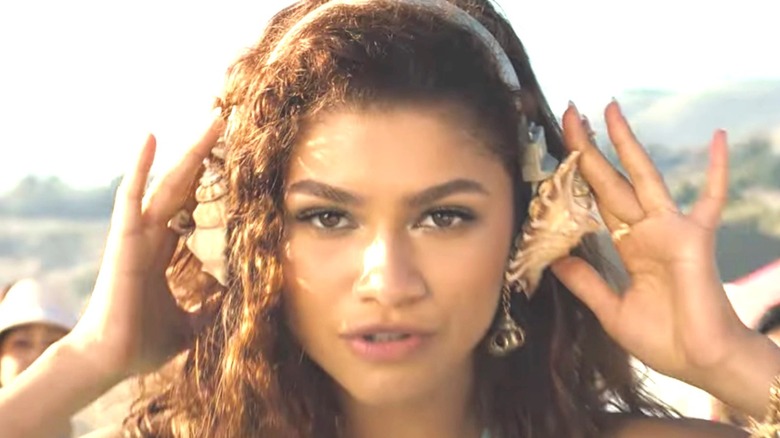 Zendaya selling seashells