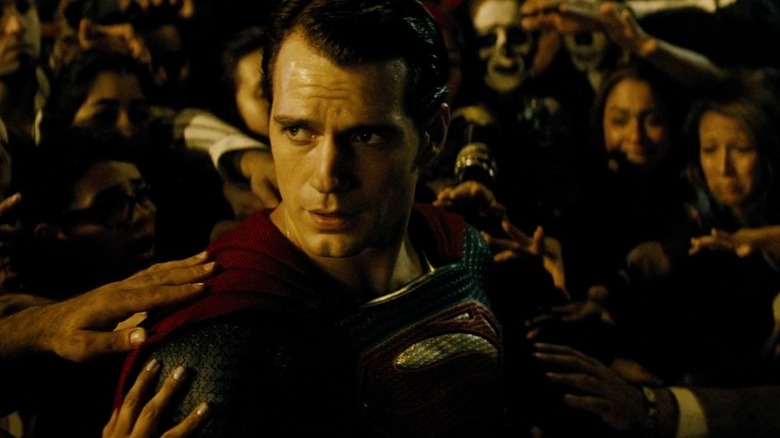 Superman looking forlorn in a crowd in Batman v Superman: Dawn of Justice (2016)