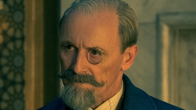 Reginald Hargreeves Colm Feore eyeglass mustache