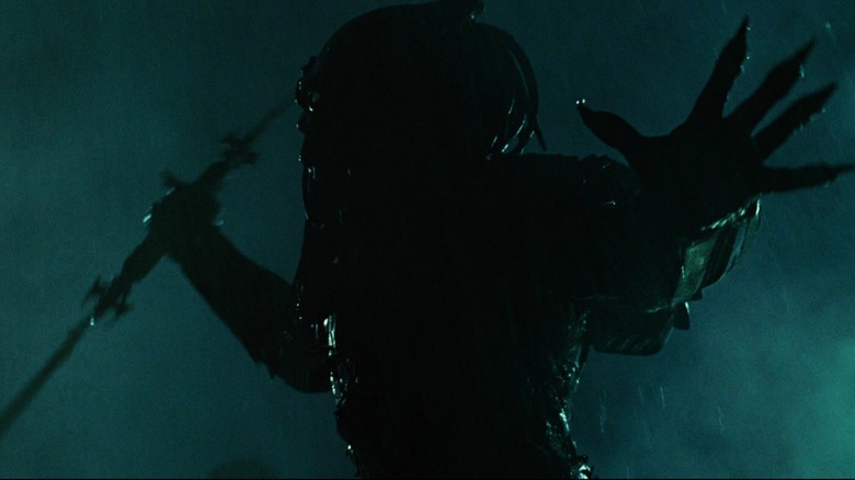 Predator stretches out its hand in "Alien vs. Predator: Requiem" (2007)