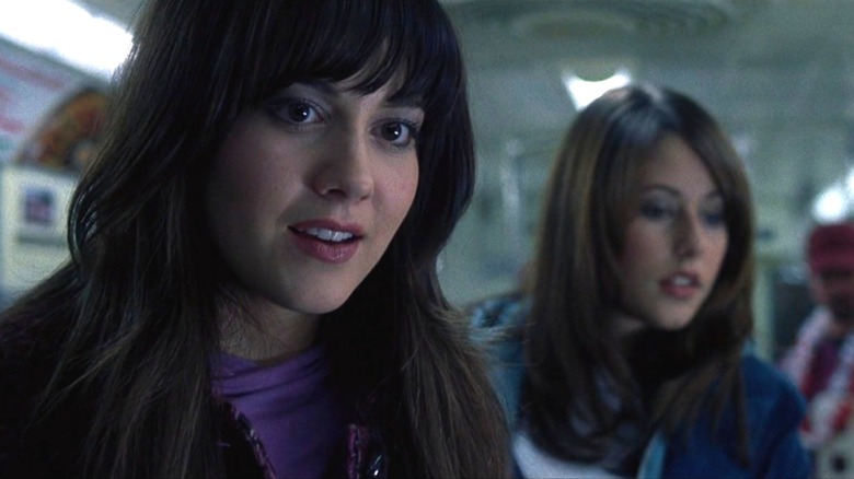 Wendy noticing someone on a subway train in Final Destination 3
