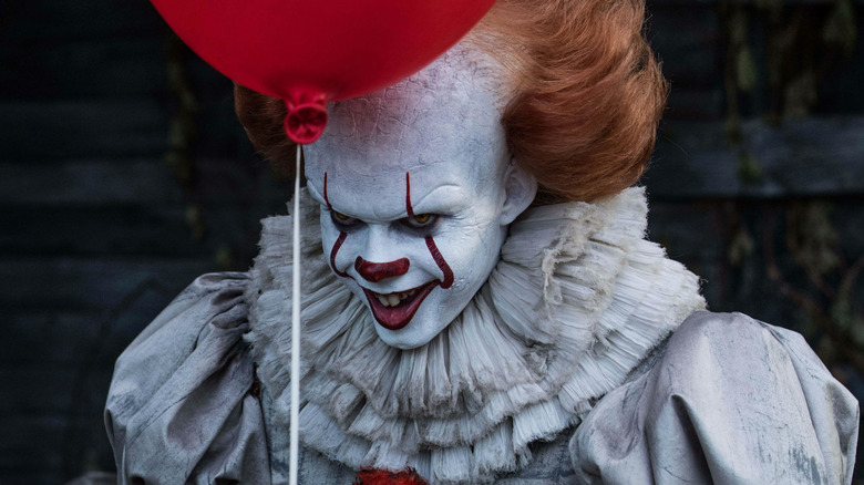 Pennywise glares holding balloon