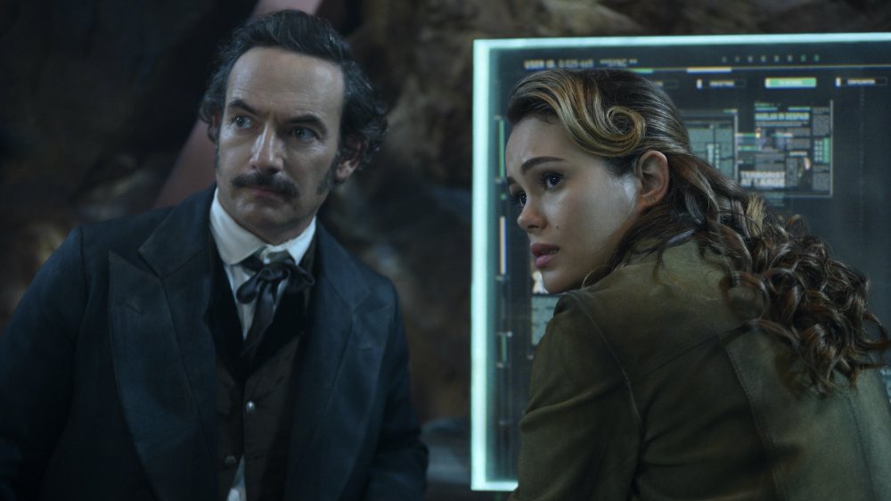 Chris Conner as Poe and Dina Shihabi as Dig 301 on Altered Carbon