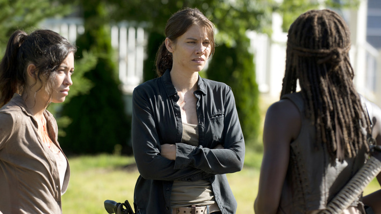 Maggie talking to Michonne and Rosita in "The Walking Dead"