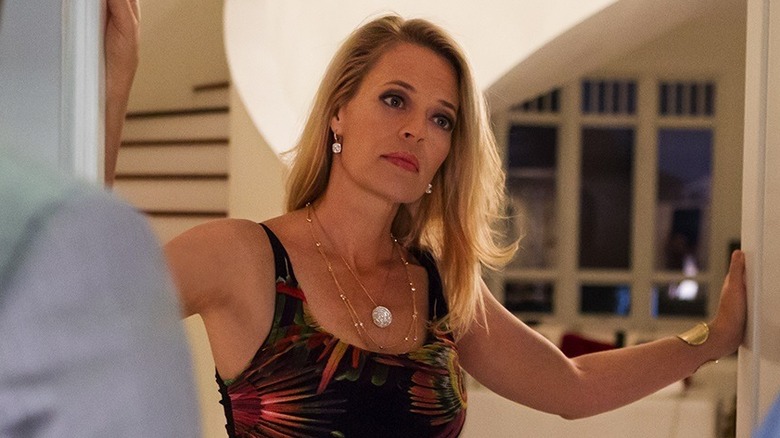 Veronica Allen answering her front door in "Bosch"