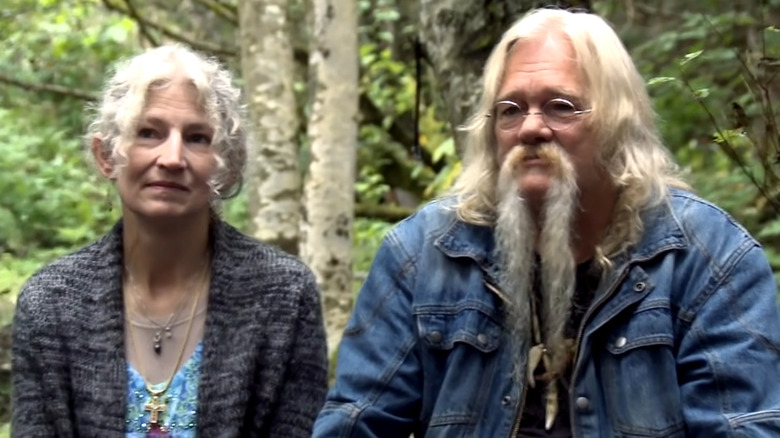Billy and Ami Brown talking to the kids in "Alaskan Bush People" (2014-2022)