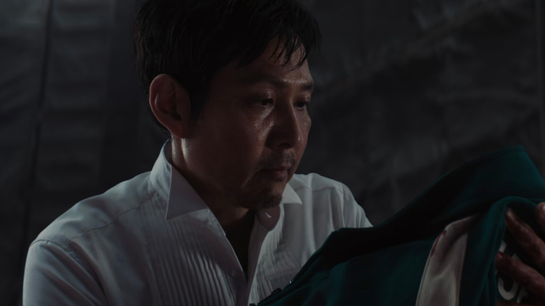 Gi-hun holding the baby after winning finale (2025)