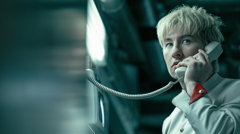 Ormon taking a call in Crime 101 (2026)