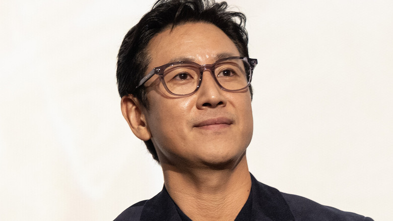 Lee Sun-kyun smirking