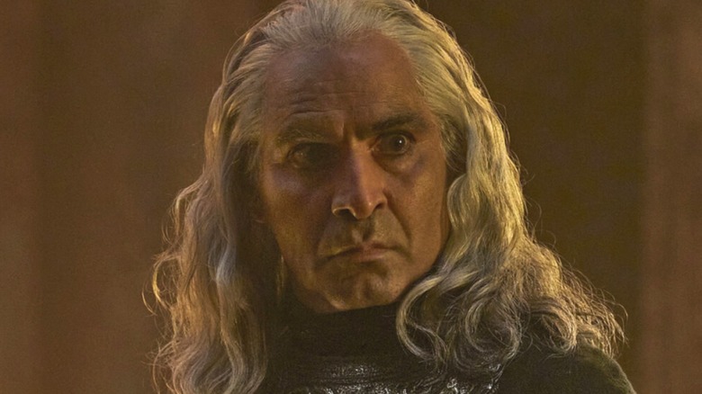 Khamûl standing by a fire in Season 3 of 