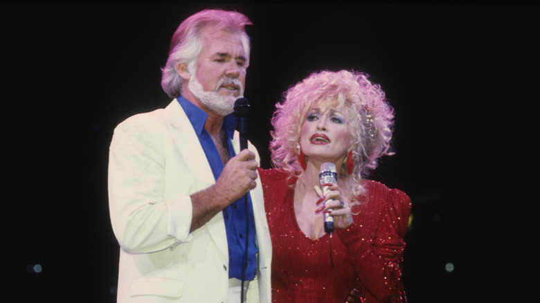 Kenny Rogers and Dolly Parton duetting