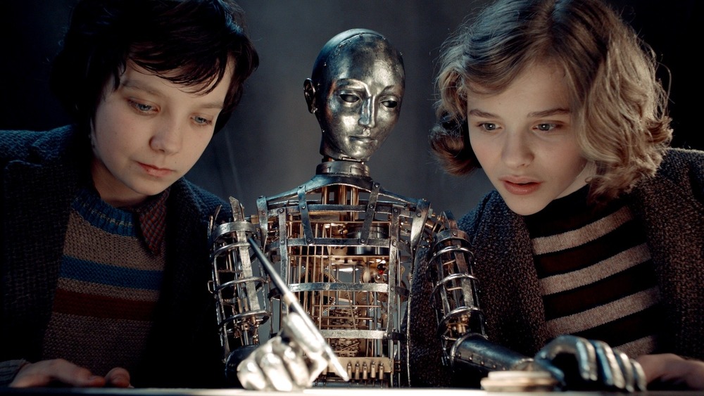 Asa Butterfield and Chlöe Grace Moretz with automaton