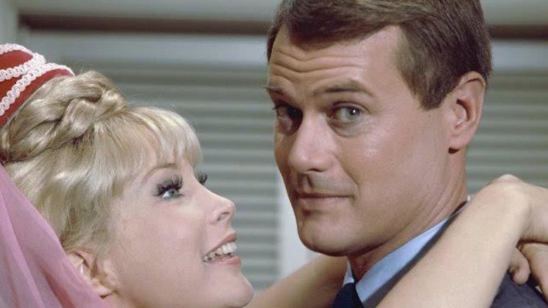 Barbara Eden and Larry Hagman (r)