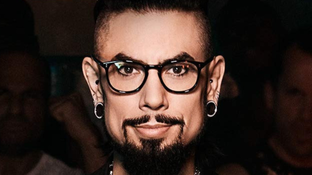 Dave Navarro smirking