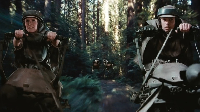 Luke and Leia speeder chase