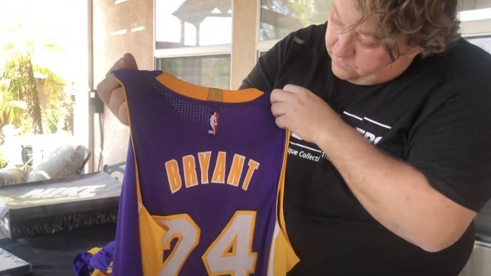 Rene Nezhoda showcases what Kobe Bryant memorabilia was in the locker