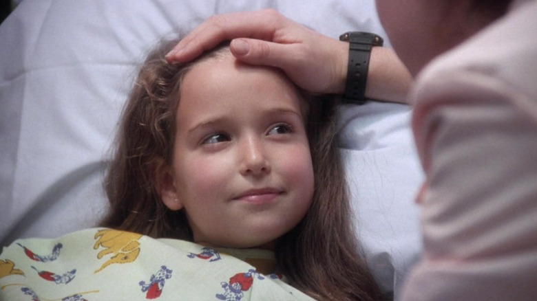 Docteur caressant la tête d'une jeune fille