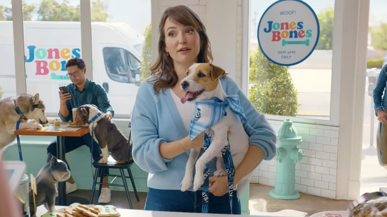 Лили держит собаку в пекарне