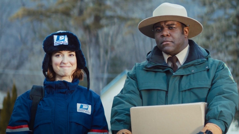 Cecily Moore lächelt in der Postarbeiterin Uniform