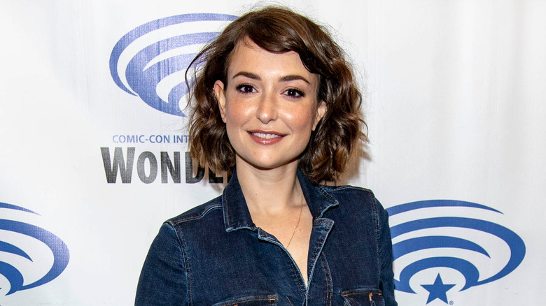 Milana vayntrub усмихнат носеща дънкова рокля