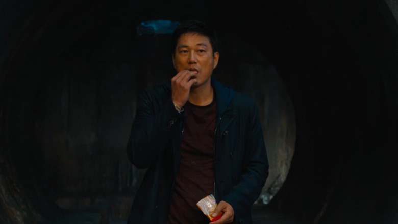 Han snacking