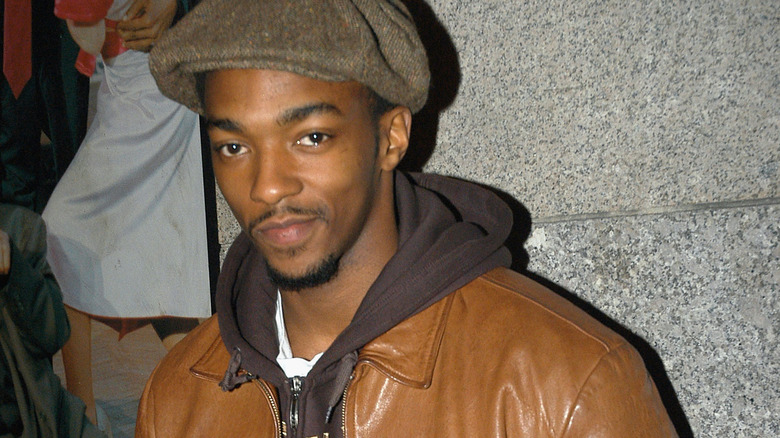 Anthony Mackie vestito in modo casual